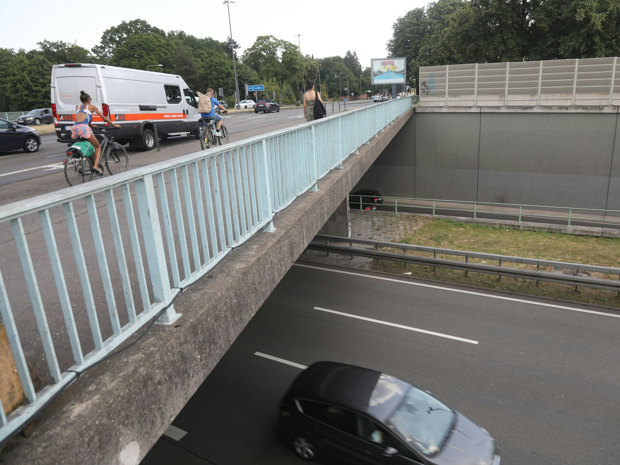 Die Brücke der Frankfurter Straße über die B55A muss abgerissen werden.