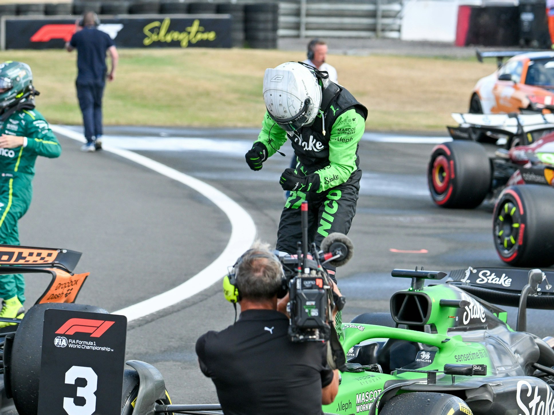 Niko Hülkenberg jubelt nach dem Erreichen des 3. Platzes.