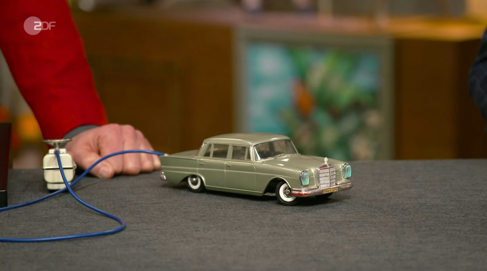 Ein Spielzeugauto (Mercedes 220) mit elektrischer Fernbedienung von der Firma GAMA aus Fürth stammte laut Detlev Kümmel von 1964 bis 1968. Gewünscht wurden 30 Euro für die Kindheitserinnerung. Doch Kümmel schätzte 80 bis 100 Euro, „denn der Zustand ist außergewöhnlich gut“. Jan Cizek zahlte 200 Euro.
(Bild: ZDF)