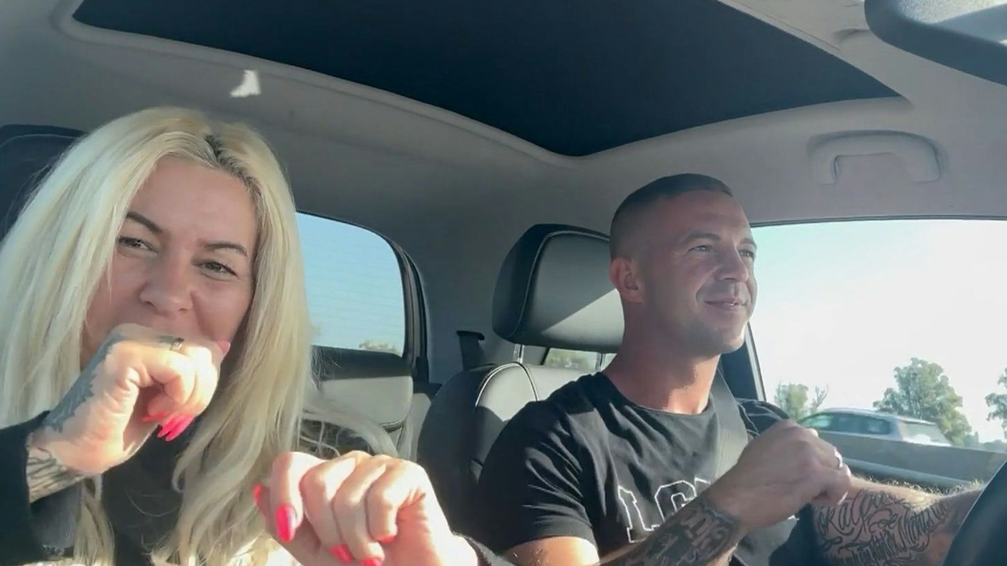 Ab nach Spanien: Mel und Addi sind guter Dinge. (Bild: RTL)