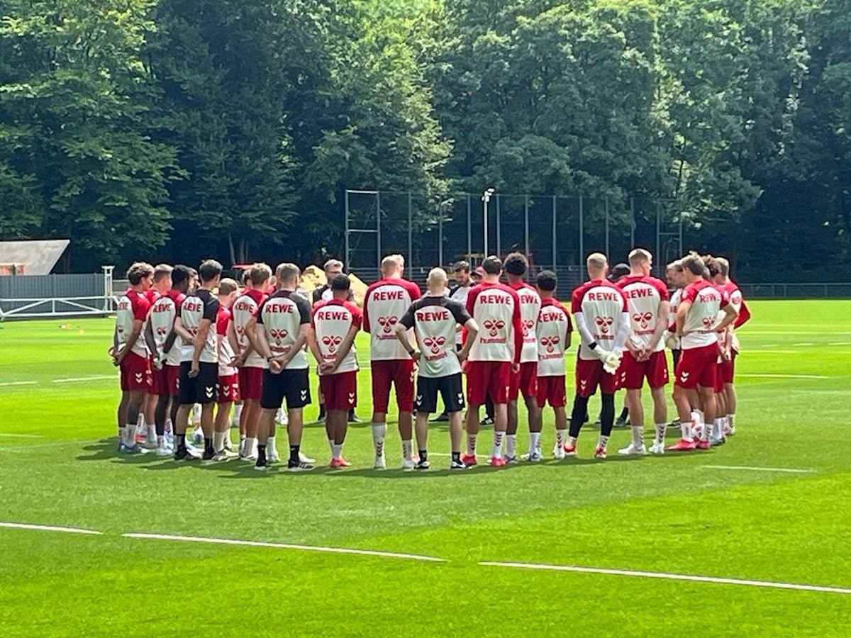 Die Mannschaft des 1. FC Köln steht in einer Runde.