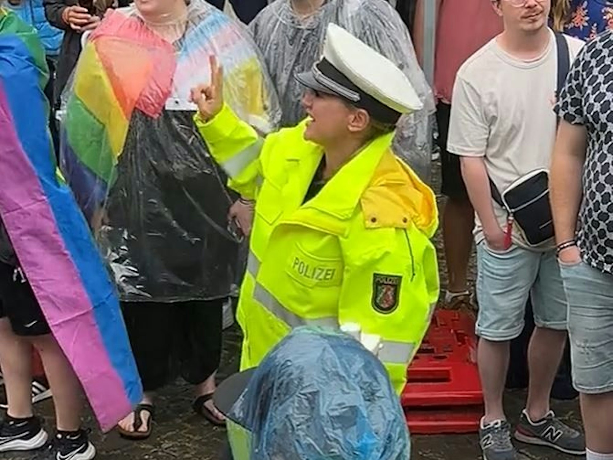 Die tanzende Polizistin beim CSD in Köln