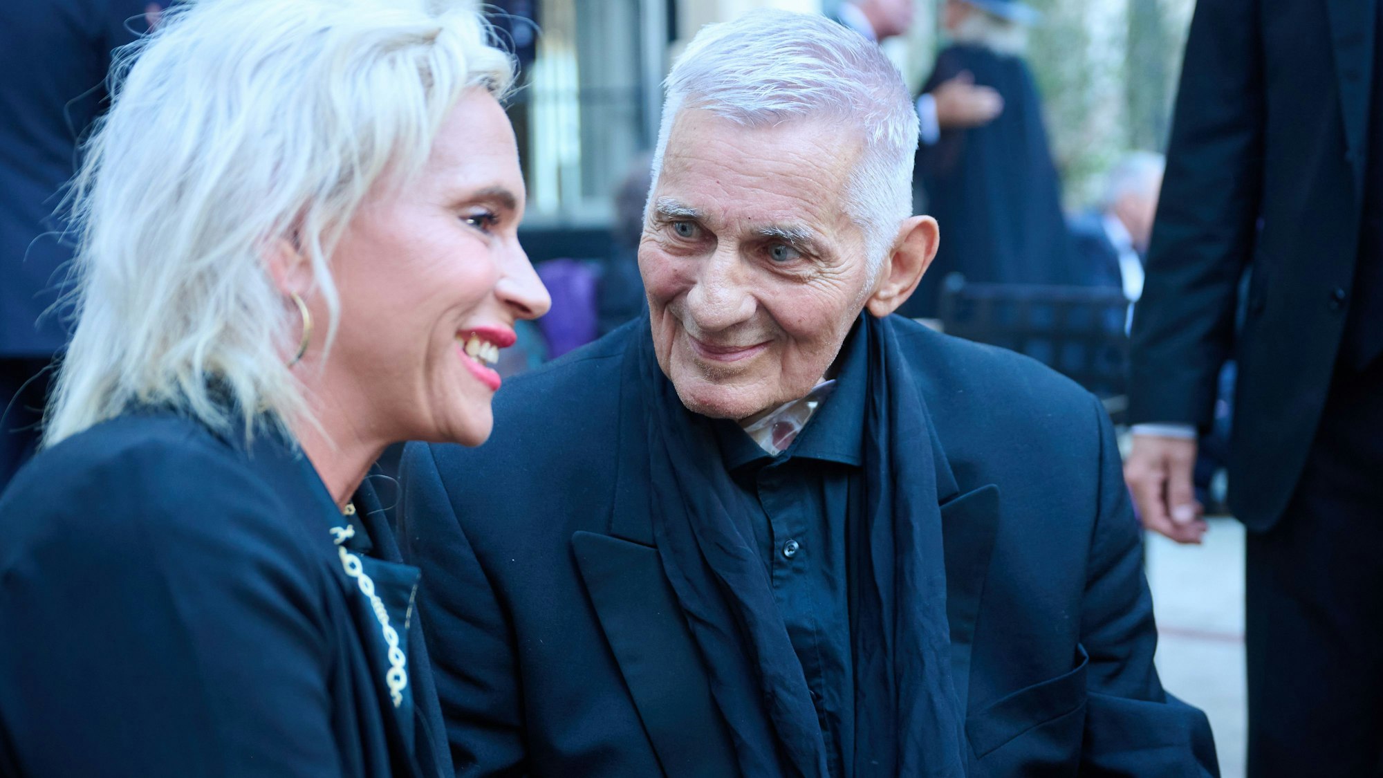 Schauspieler Heinz Hoenig kommt mit seiner Frau Annika zur Veranstaltung „International Emmy Awards Berlin“.
