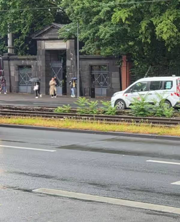 Ein Mercedes ist am Montagmorgen (7. Juli) auf der Aachener Straße auf den Gleisen der KVB-Bahn gelandet.
