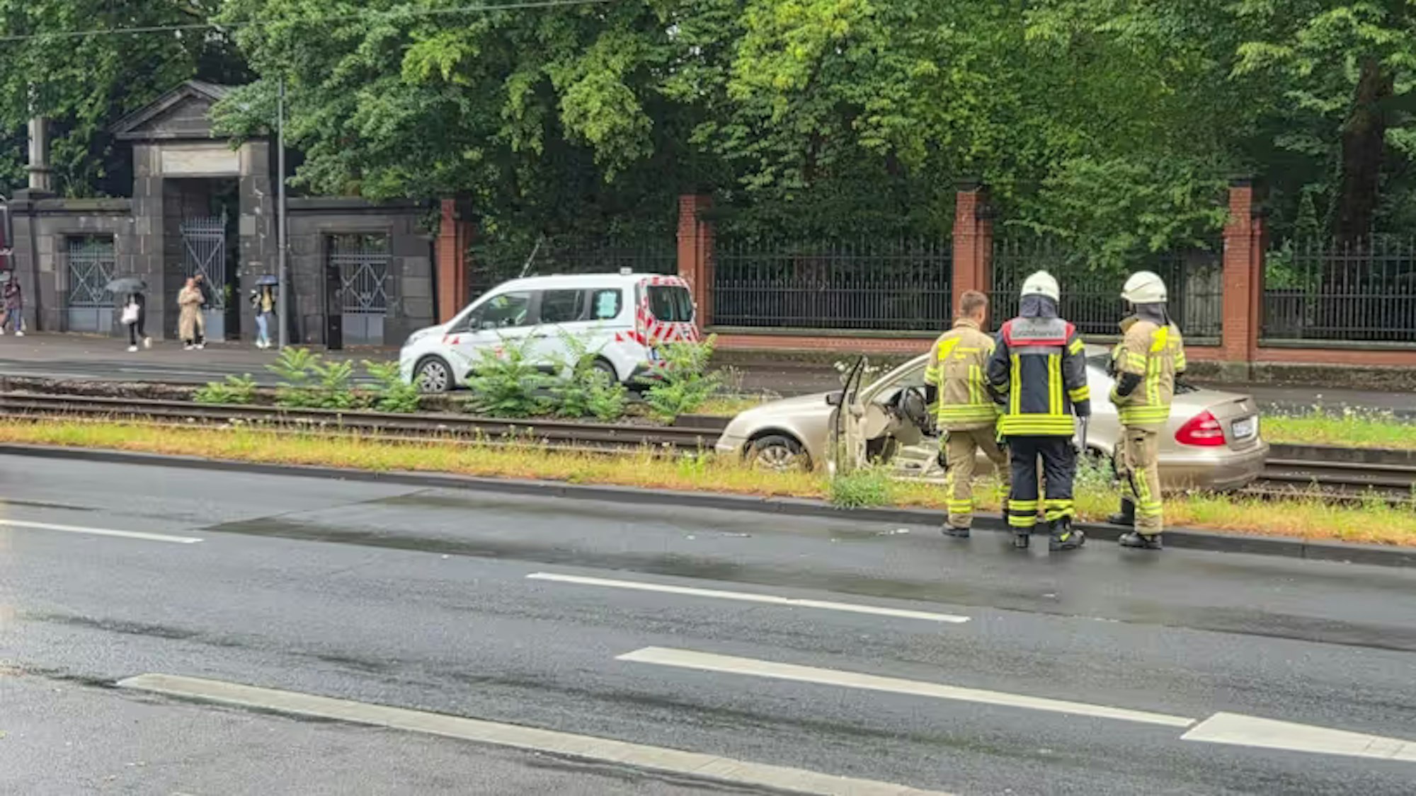 Ein Mercedes ist am Montagmorgen (7. Juli) auf der Aachener Straße auf den Gleisen der KVB-Bahn gelandet.