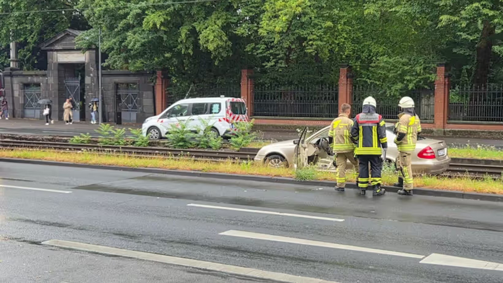 Ein Mercedes ist am Montagmorgen (7. Juli) auf der Aachener Straße auf den Gleisen der KVB-Bahn gelandet.