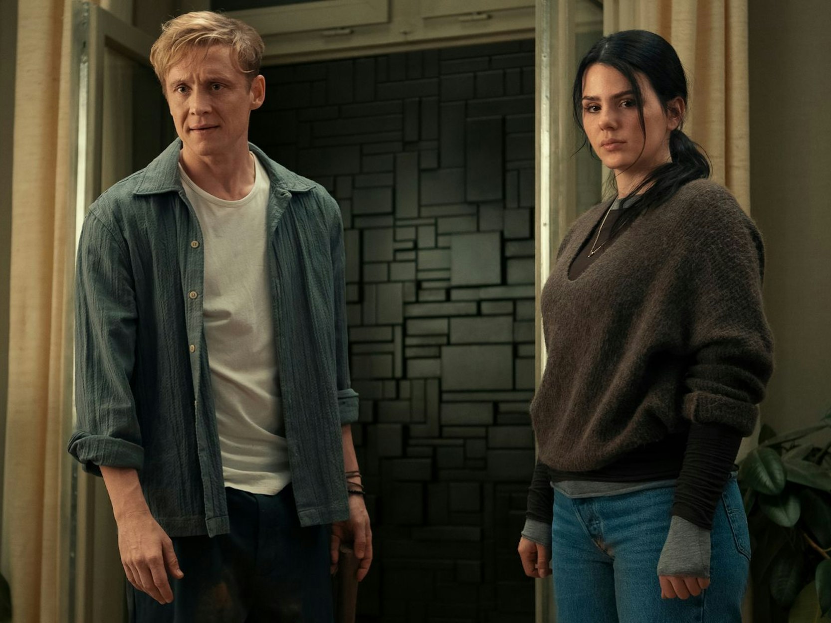 Tim (Matthias Schweighöfer) und Olivia (Ruby O. Fee) sind plötzlich Gefangene in ihrer eigenen Wohnung. (Bild: Netflix / Sasha Ostrov)