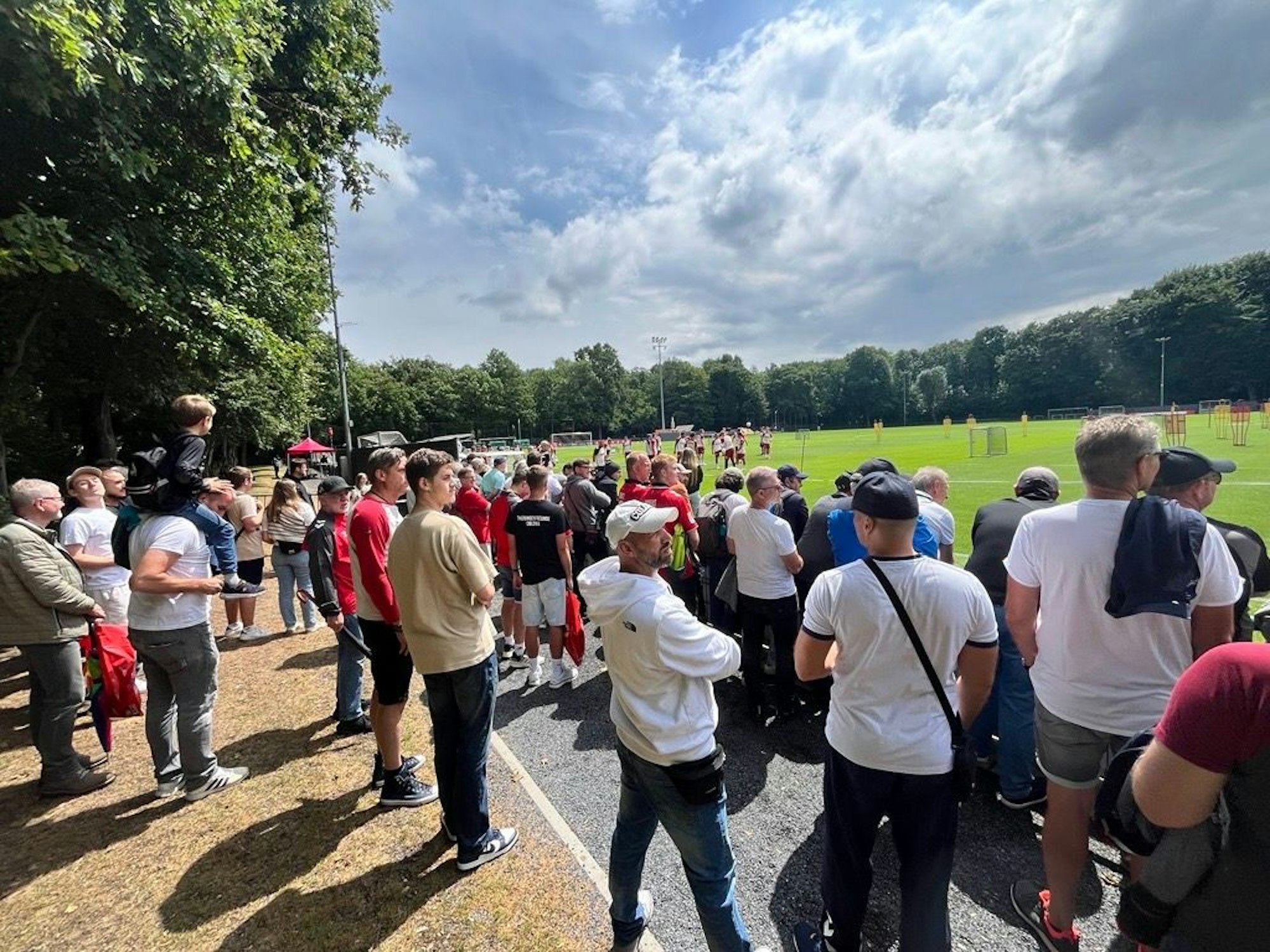 Zahlreiche Fans schauen beim Training des 1. FC Köln zu.