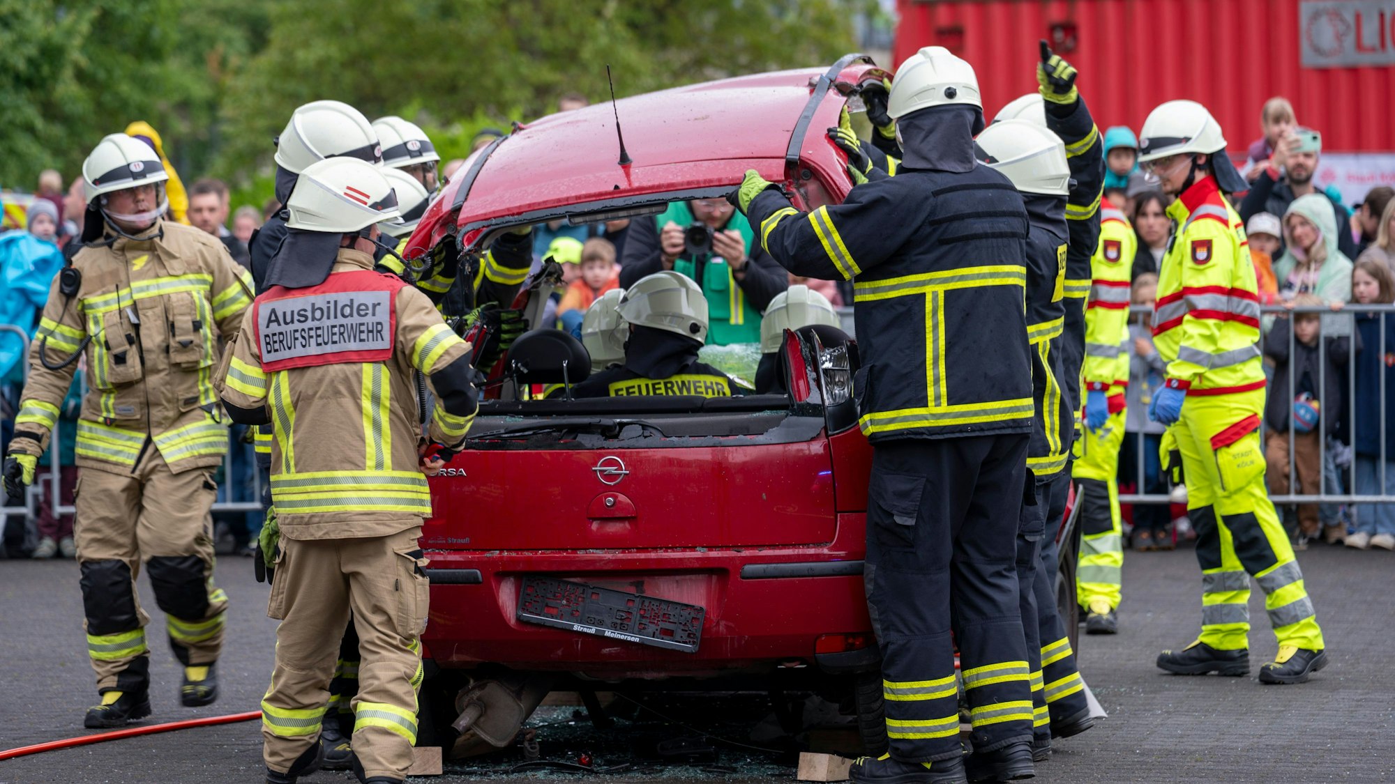 In Siegburg musste die Feuerwehr zu einem Unfall ausrücken. Bei dem Foto handelt es sich um ein Symbolfoto, das die Feuerwehr bei einer Übung in Köln zeigt.