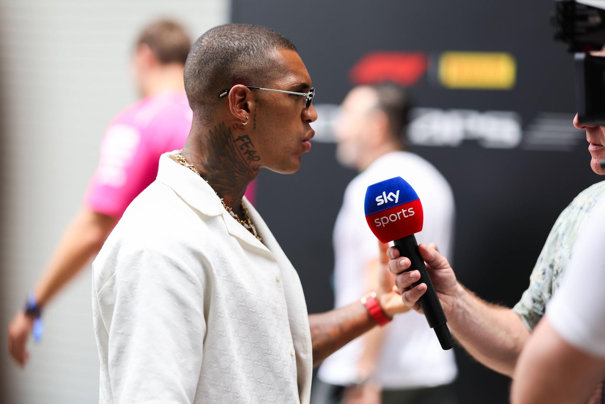 Conor Benn spricht in ein Sky-Mikrofon.