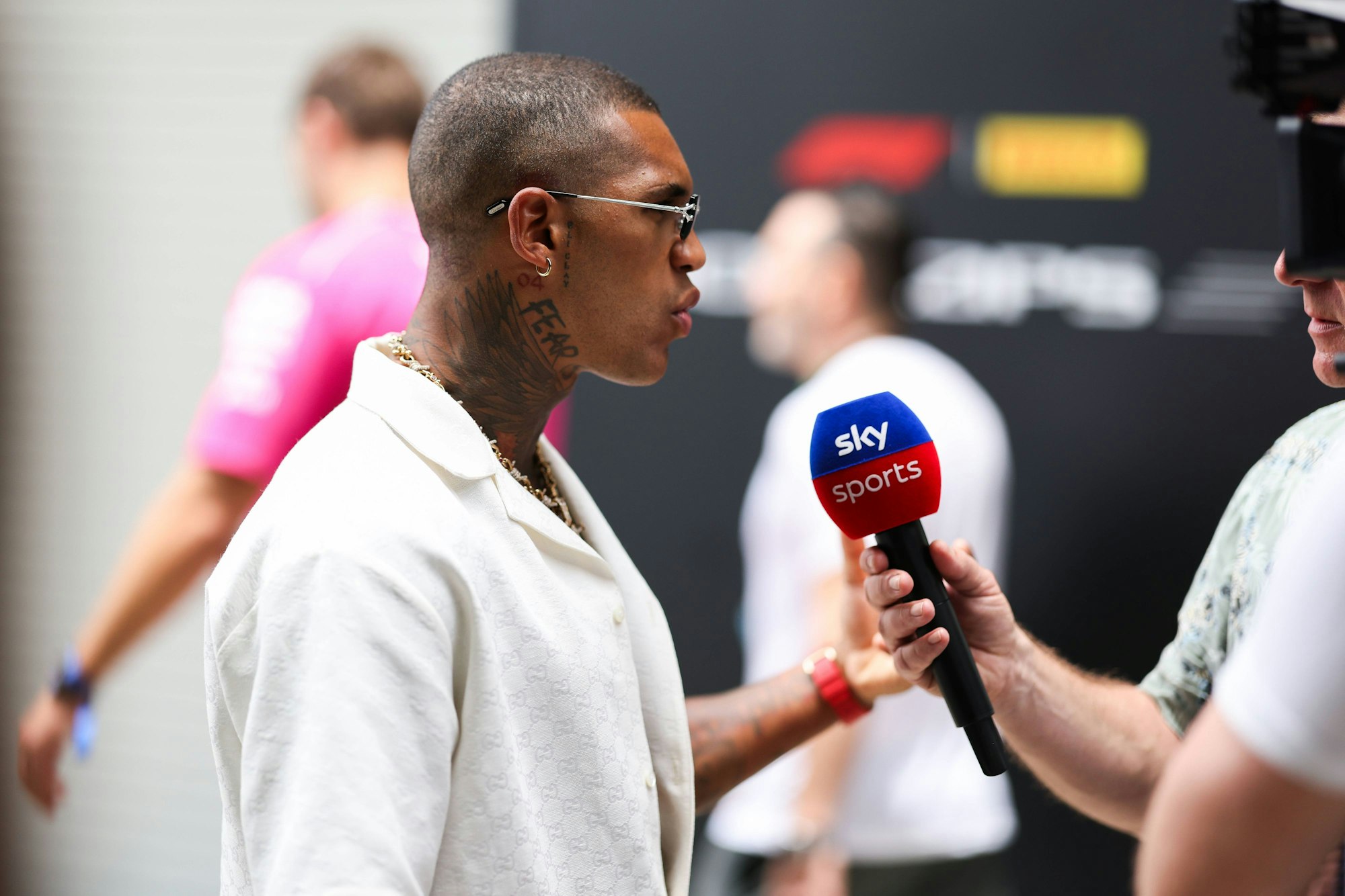 Conor Benn spricht in ein Sky-Mikrofon.