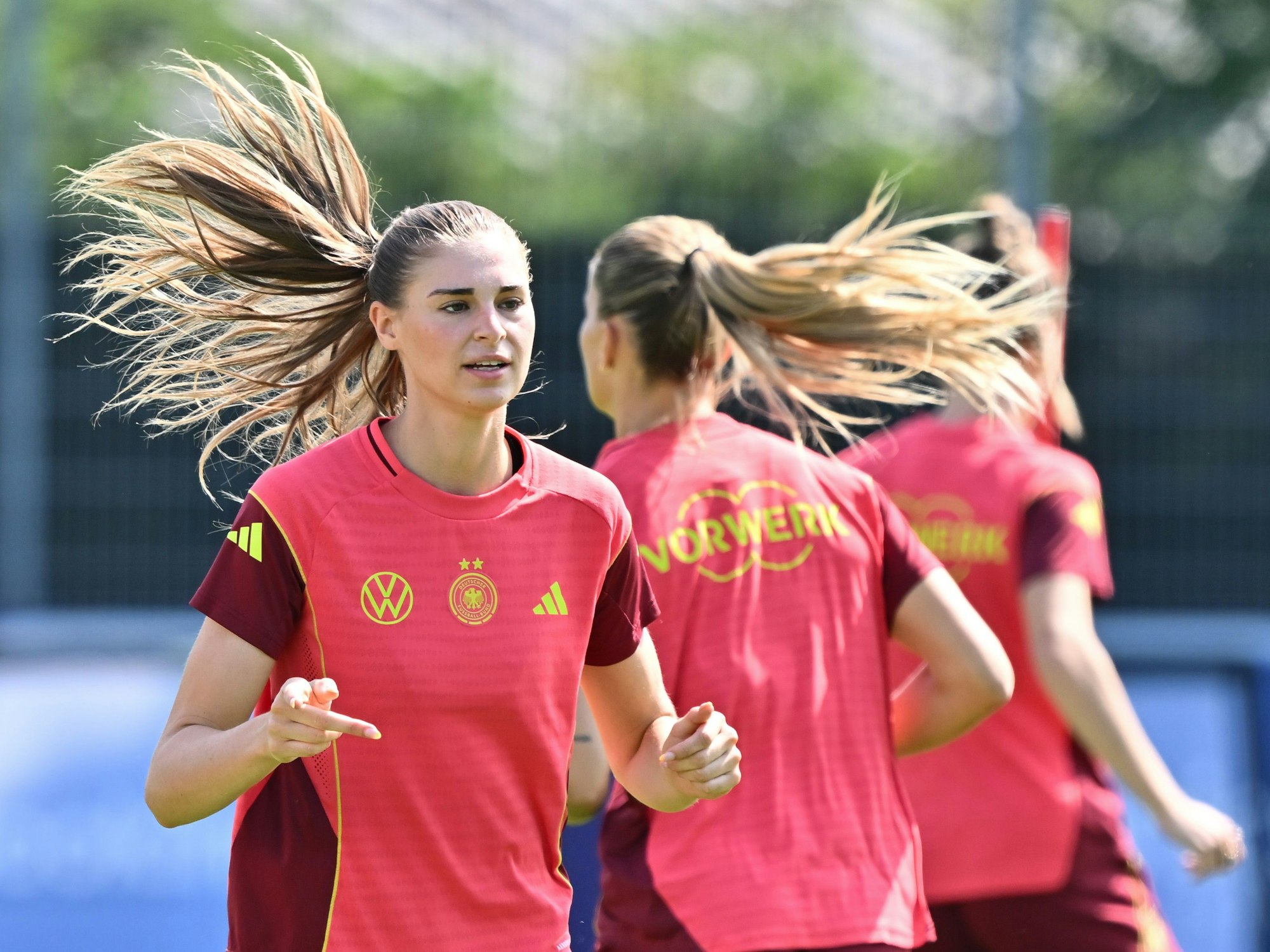 Jule Brand läuft vor Mitspielerinnen.