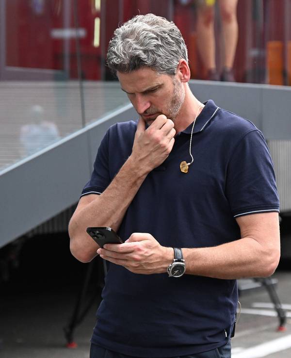 Peter Hardenacke guckt in einer Übertragungspause auf sein Handy.