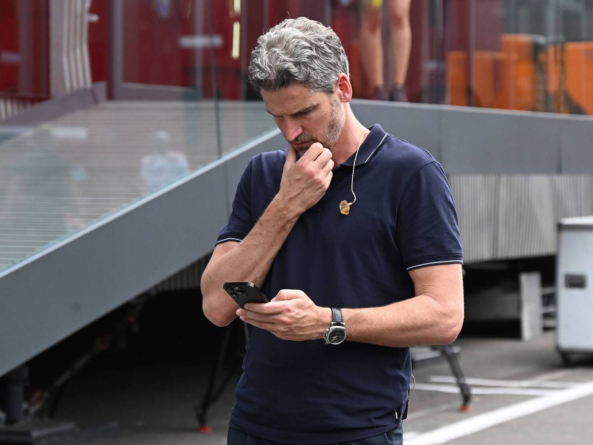 Peter Hardenacke guckt in einer Übertragungspause auf sein Handy.