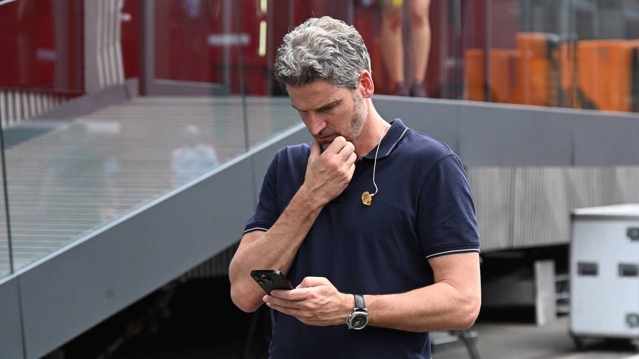 Peter Hardenacke guckt in einer Übertragungspause auf sein Handy.