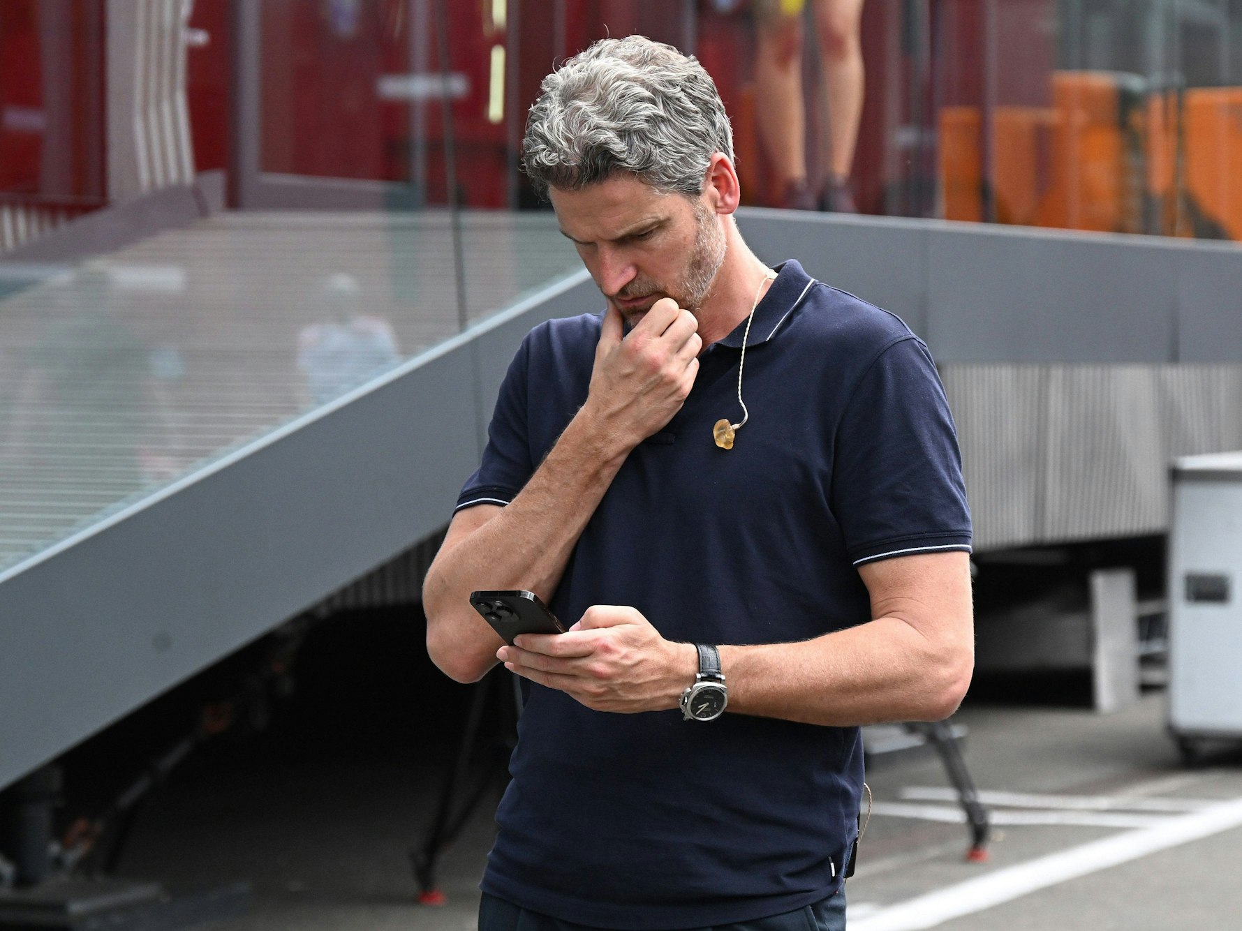 Peter Hardenacke guckt in einer Übertragungspause auf sein Handy.