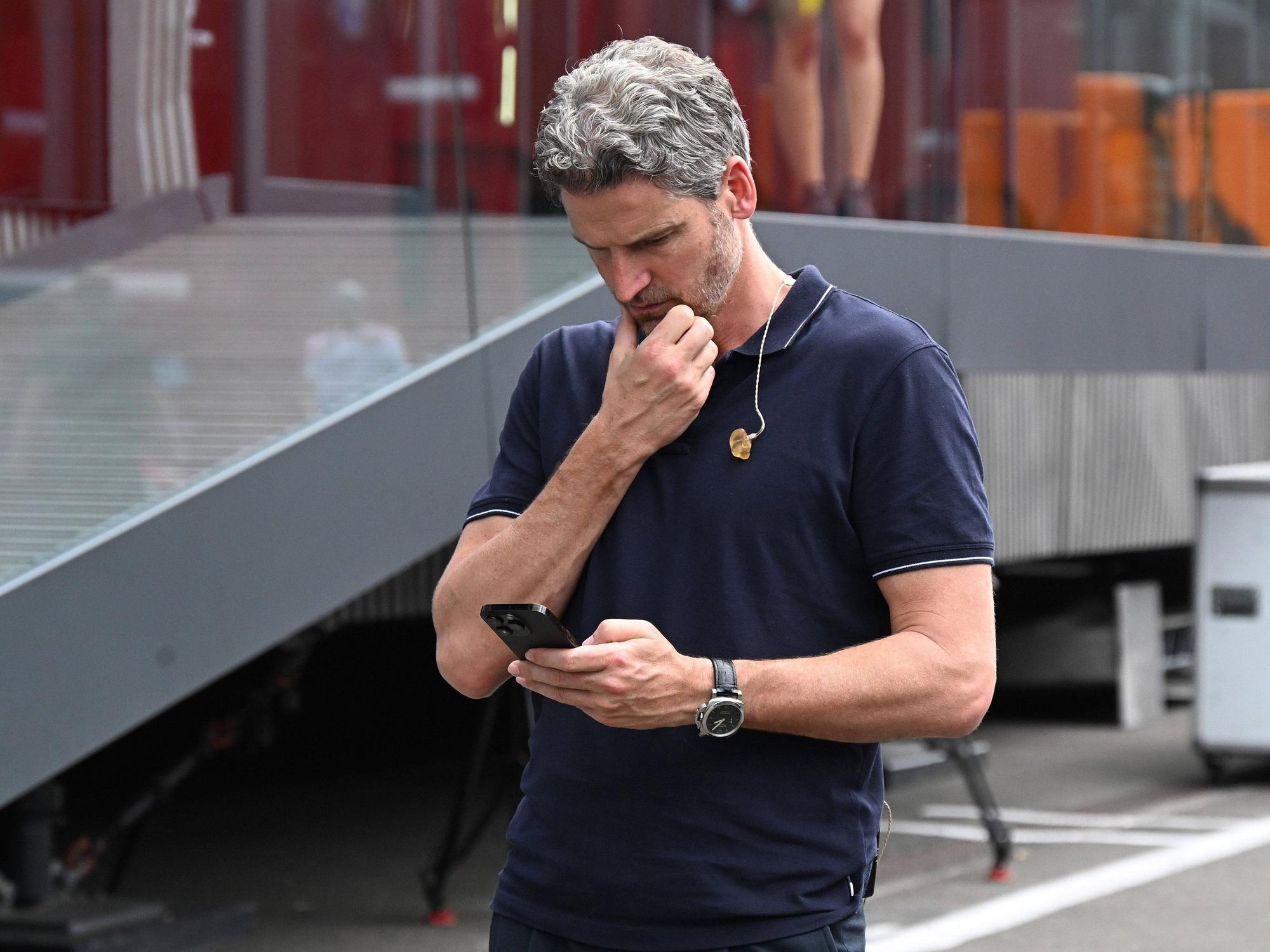 Peter Hardenacke guckt in einer Übertragungspause auf sein Handy.