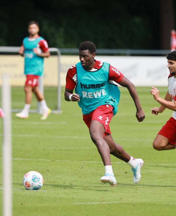 Ragnar Ache (1. FC Köln) beim Trainingsauftakt in Köln mit Fayssal Harchaoui (r.).