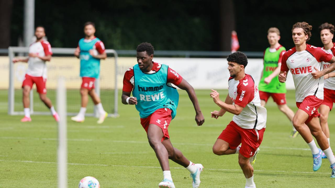Ragnar Ache (1. FC Köln) beim Trainingsauftakt in Köln mit Fayssal Harchaoui (r.).