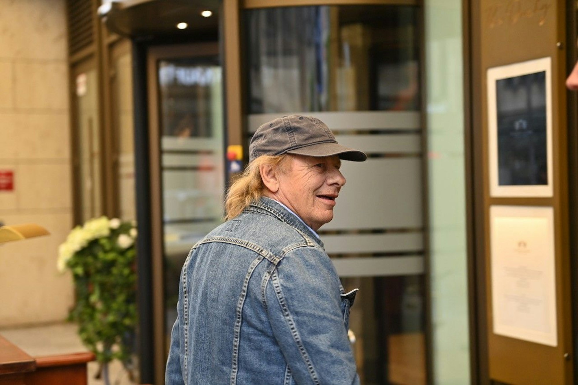 Stevie Young (AC/DC) geht am 6. Juli 2025 in den Breidenbacher Hof hinein.
