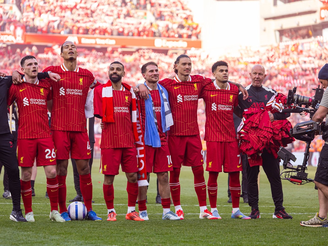 Andy Robertson, Virgil van Dijk, Mohamed Salah, Alexis Mac Allister, Darwin Nunez und Luis Diaz feiern gemeinsam den Sieg gegen Tottenham.