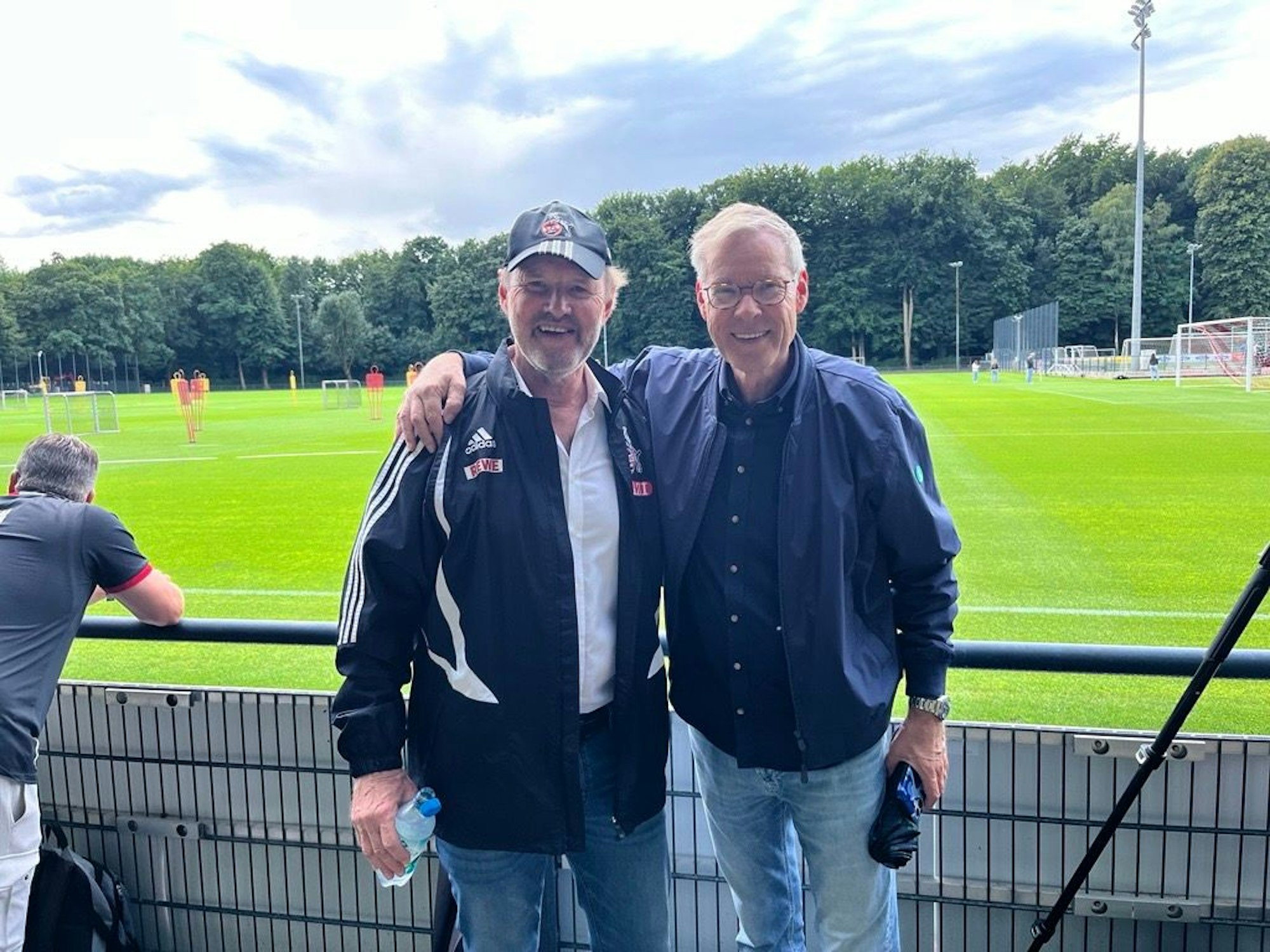 Präsidentschafts-Kandidat Sven Adenauer und der sportliche Berater des Adenauer-Teams Roland Koch beim Trainings-Auftakt des 1. FC Köln zu Gast.