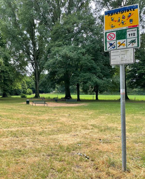 Der Spielplatz an der Hubertusstraße in Köln-Flittard ist inzwischen sehr trostlos.