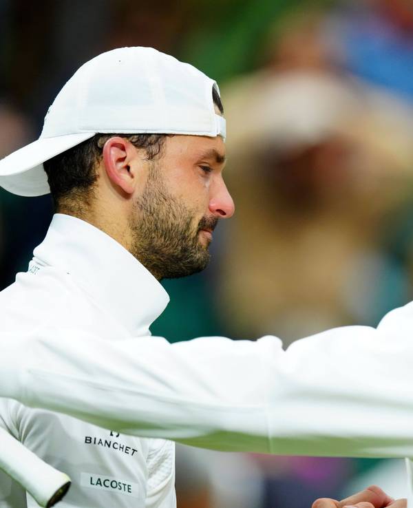 Jannik Sinner tröstet Grigor Dimitrov.