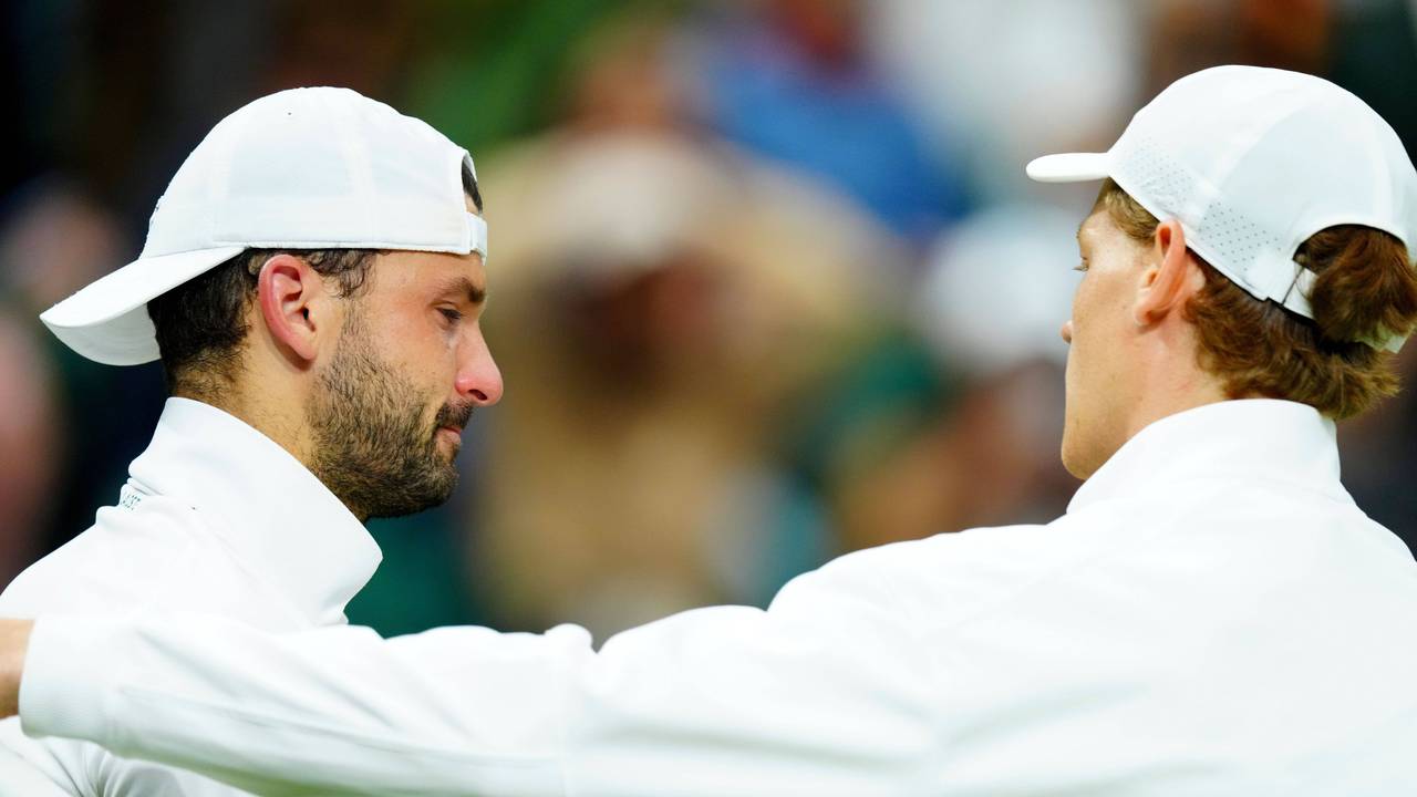 Jannik Sinner tröstet Grigor Dimitrov.