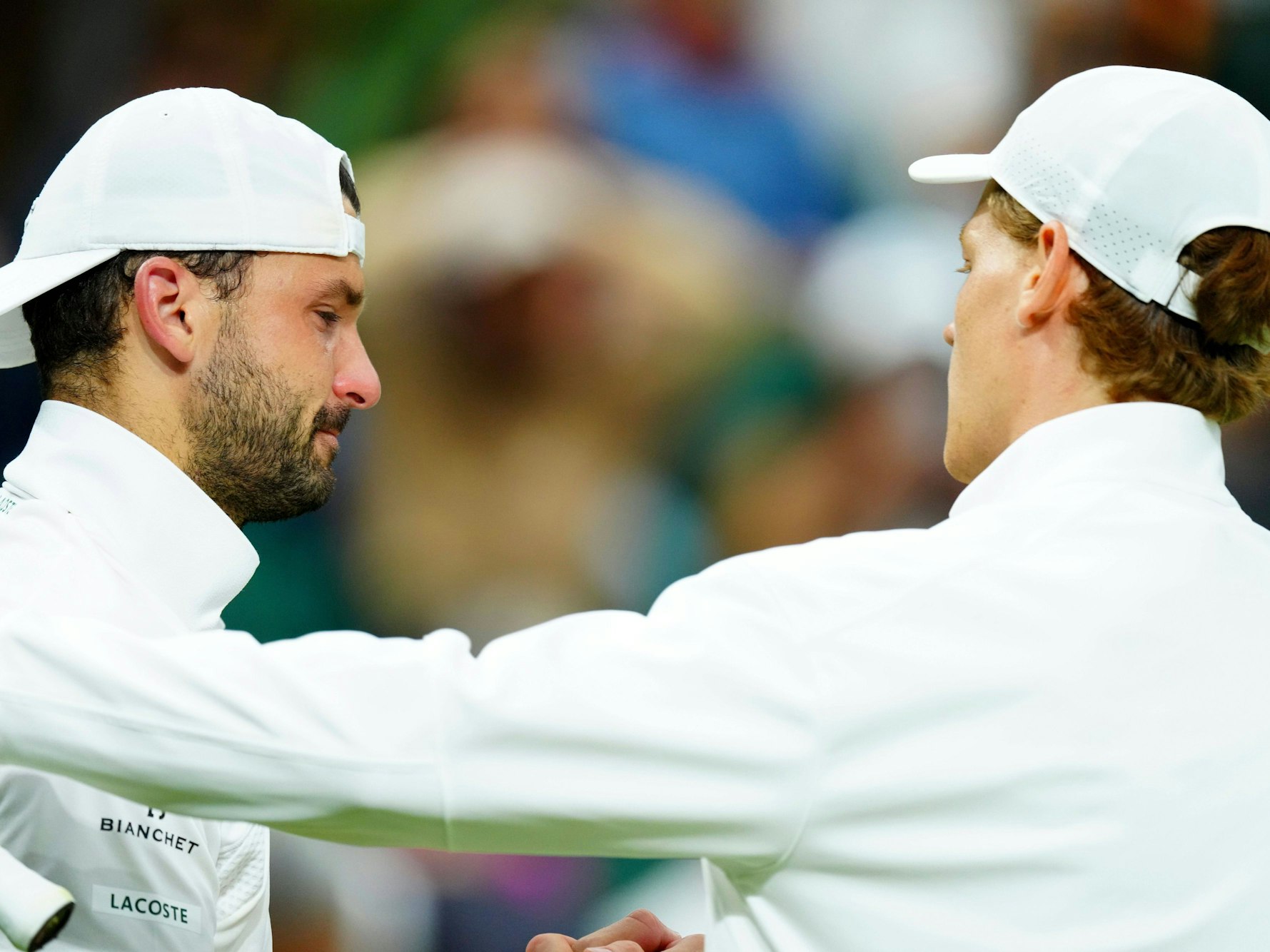 Jannik Sinner tröstet Grigor Dimitrov.