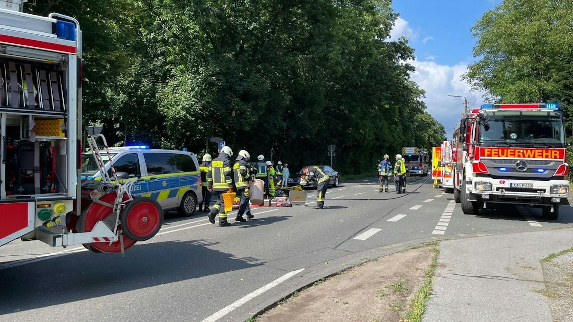 FW Dinslaken: Verkehrsunfall mit umgestürztem PKW