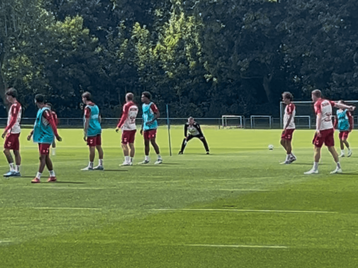 Bei dieser Haltung werden Erinnerungen wach: Lukas Kwasniok mit der Baumgart-Pose.