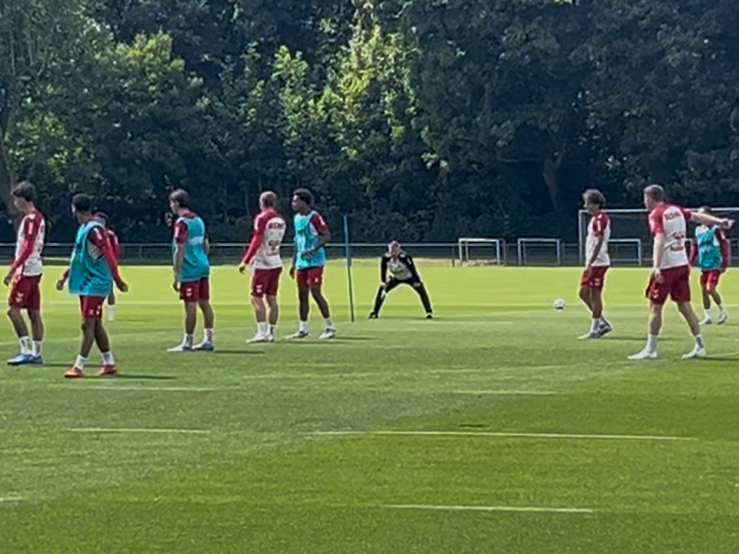 Bei dieser Haltung werden Erinnerungen wach: Lukas Kwasniok mit der Baumgart-Pose.