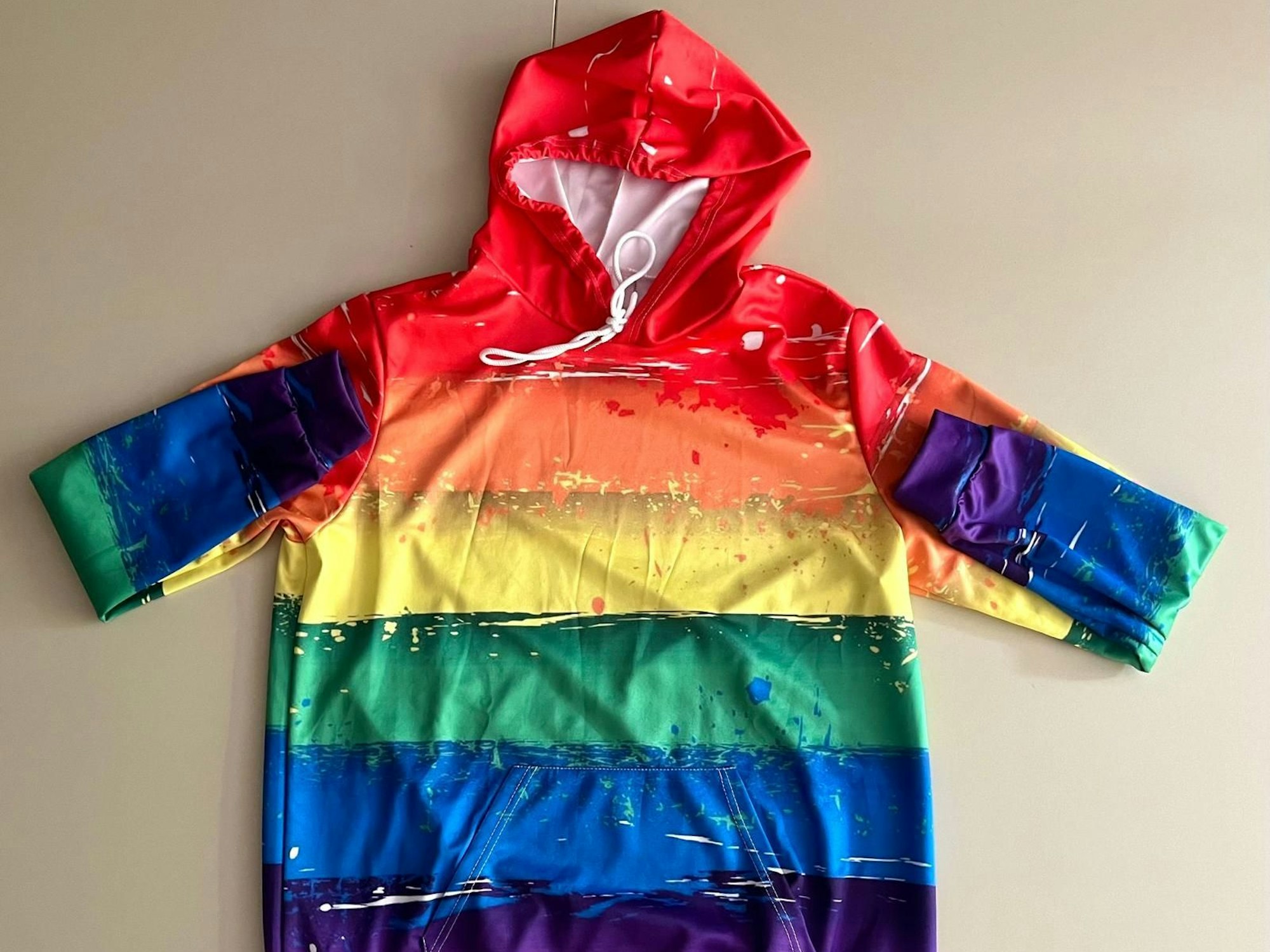 Ein Kapuzenpullover in Regenbogenfarben, getragen von einer Lehrkraft des erzbischöflichen Kardinal-Frings-Gymnasiums in Bonn-Beuel bei einer Schulfeier mit Kardinal Rainer Woelki, führte zu einer Vorladung zum Dienstgespräch in der Schulabteilung des Erzbistums.