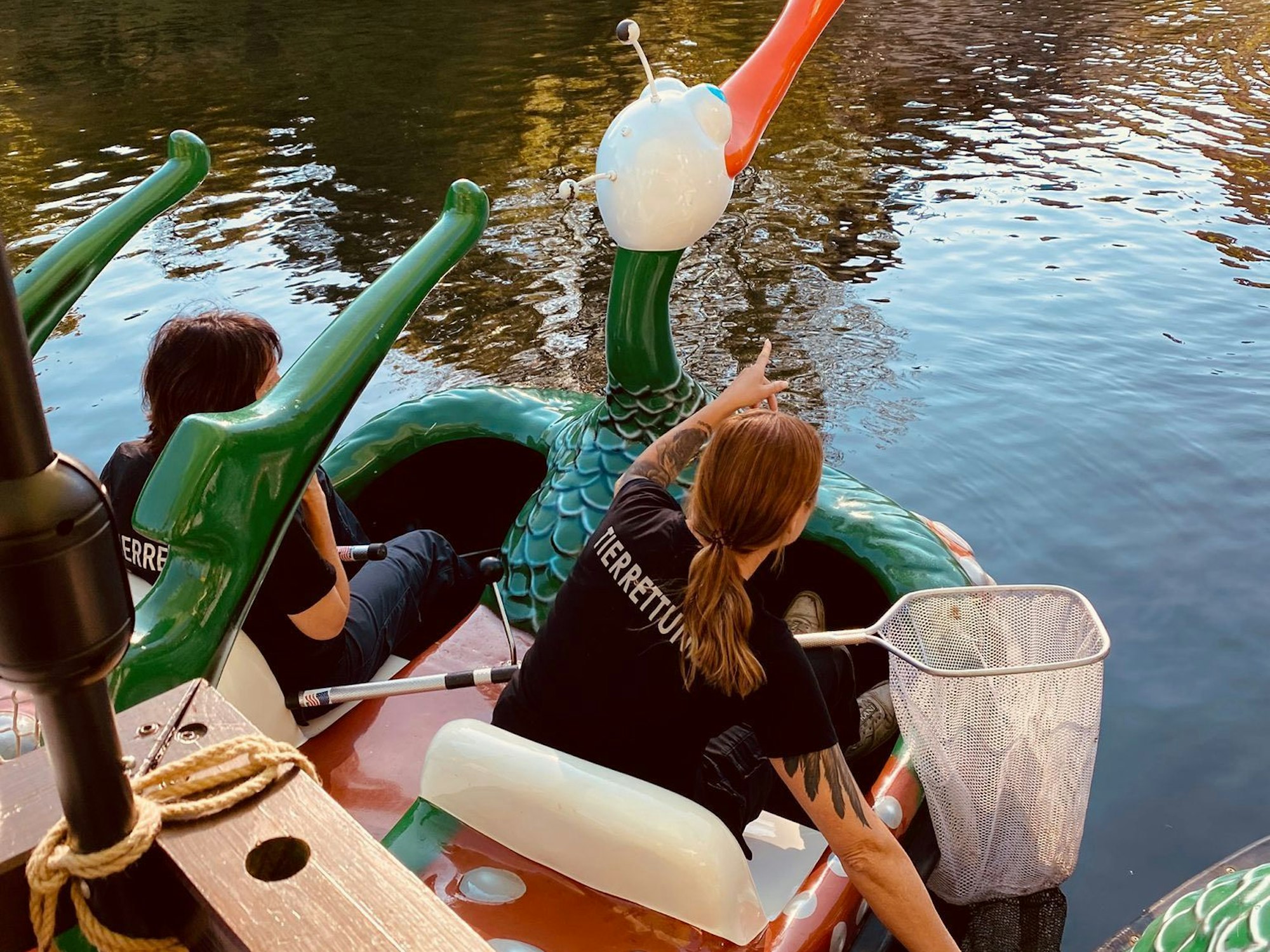 Die Tierretter auf dem See im Phantasialand im Einsatz