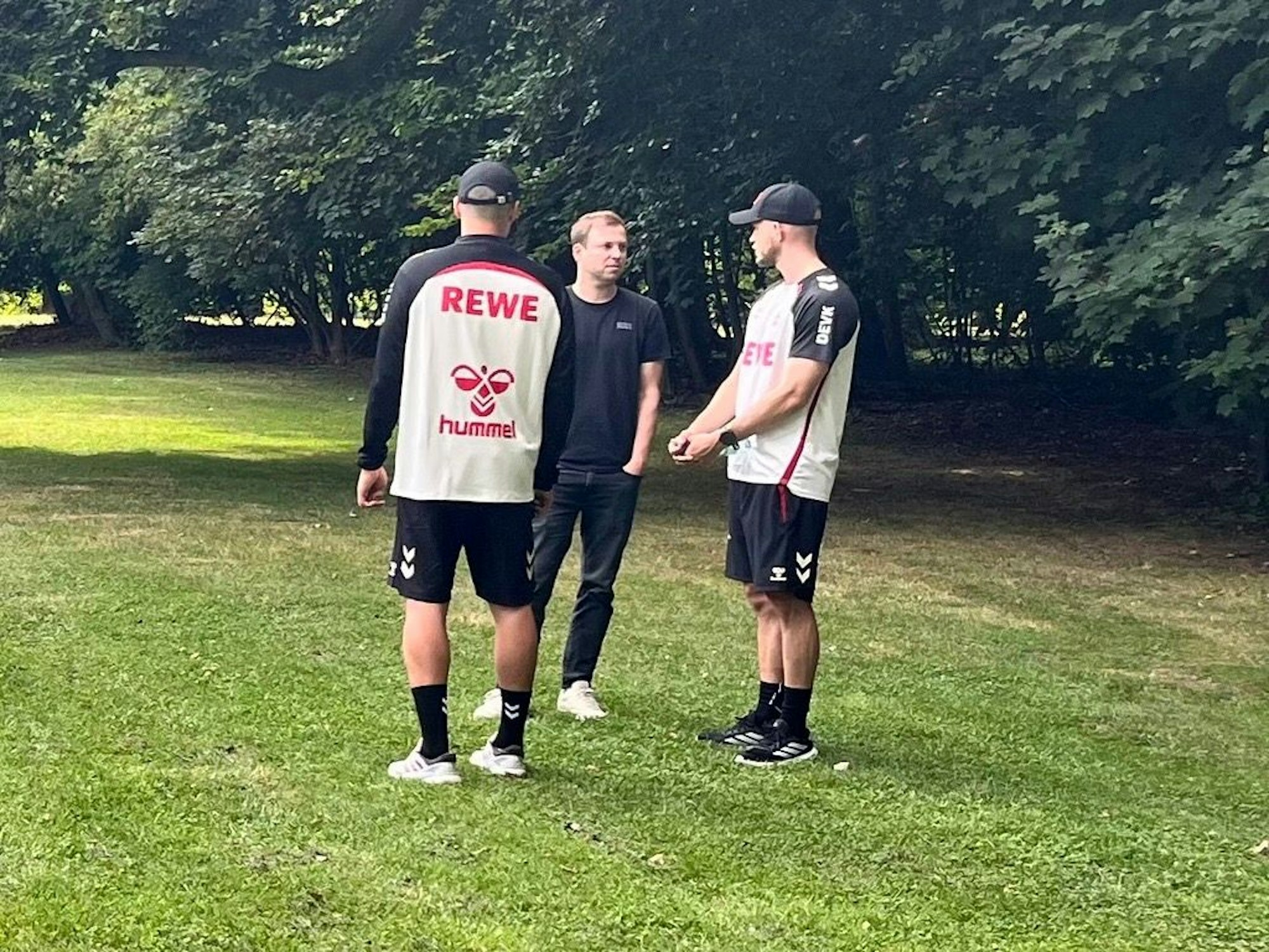 Martin Schulz im Gespräch mit den FC-Co-Trainern