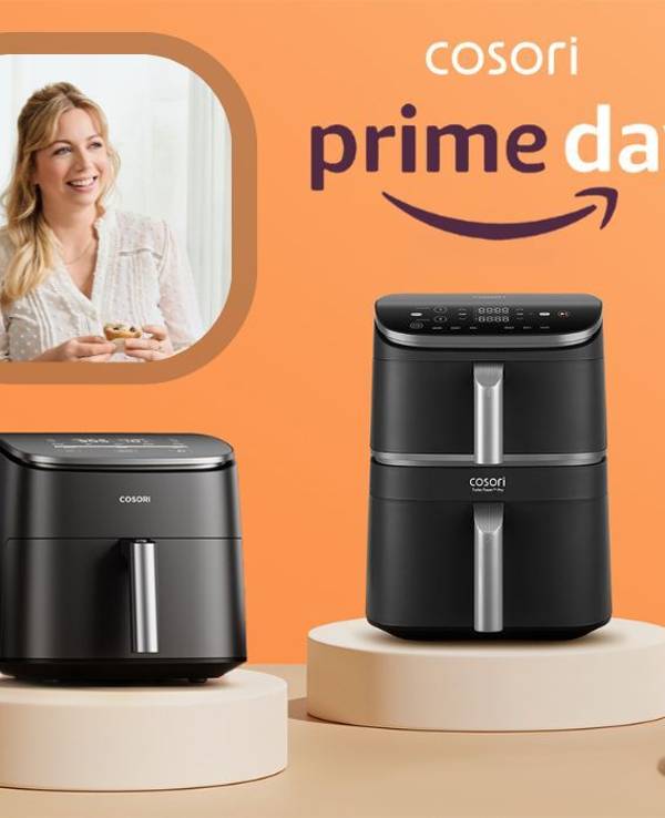 Die Cosori x Zora Klipp Airfryer wie den Turbo Tower Pro, Turboblaze und Dual Blaze Twinfry stehen auf einem Tisch, darüber das Prime Day Logo.
