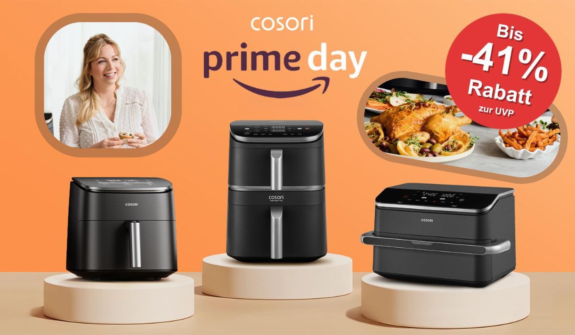Die Cosori x Zora Klipp Airfryer wie den Turbo Tower Pro, Turboblaze und Dual Blaze Twinfry stehen auf einem Tisch, darüber das Prime Day Logo.
