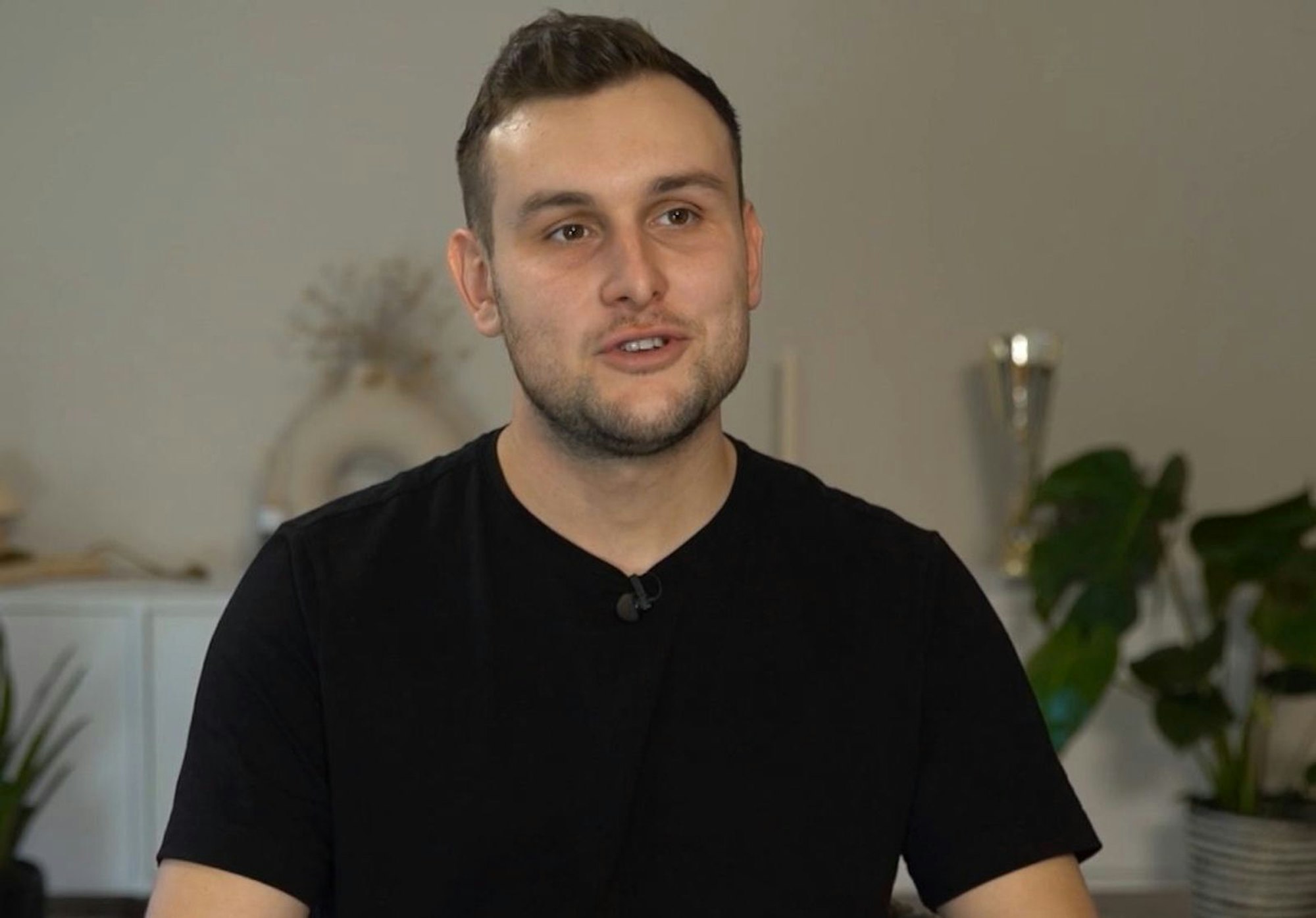 „Rezepte machen mich aggressiv“: Beim Kochen vertraut „Flexitarier“ Julian lieber auf sein Bauchgefühl. (Bild: RTL)