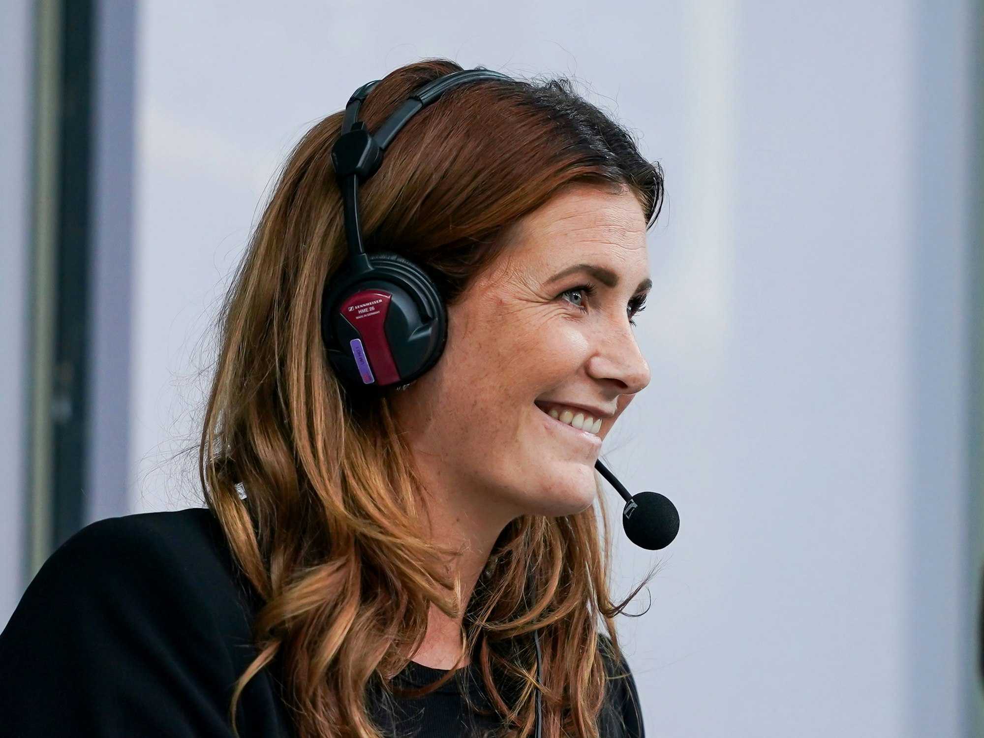 Rachel Rinast mit Headset als Kommentatorin.