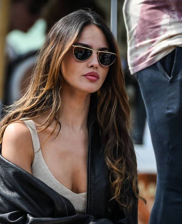 Eiza Gonzalez sitzt bei einem Match auf der Tribüne.