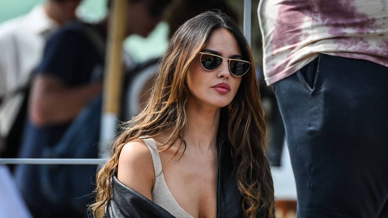 Eiza Gonzalez sitzt bei einem Match auf der Tribüne.