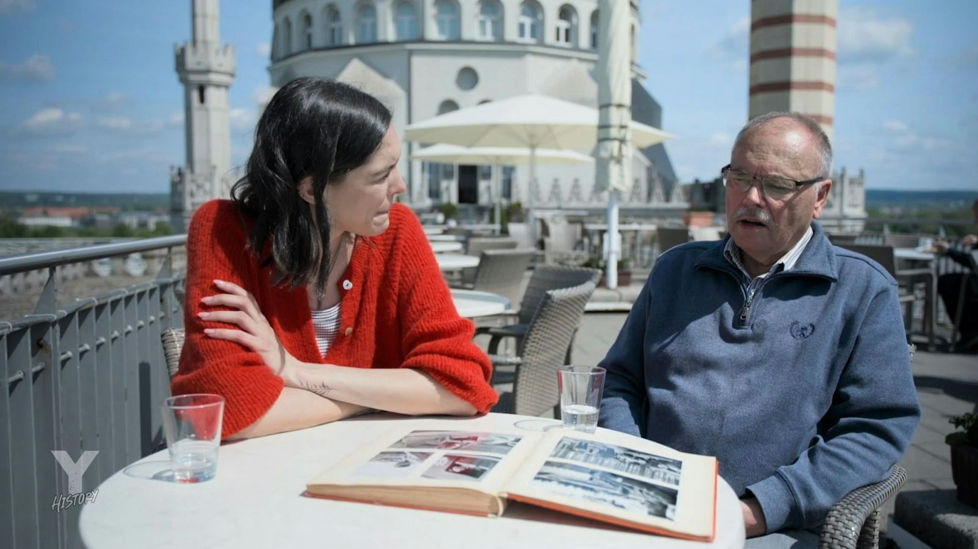 Sophie Labitzke spricht mit Historiker Dirk Schindelbeck über die Geschichte des Rauchens in Deutschlands. Die Gefahren sind seit den 70er-Jahren bekannt. (Bild: ARD)