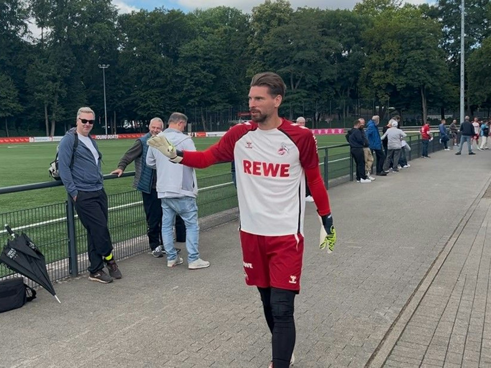Ron-Robert Zieler auf dem Weg zum FC-Training.