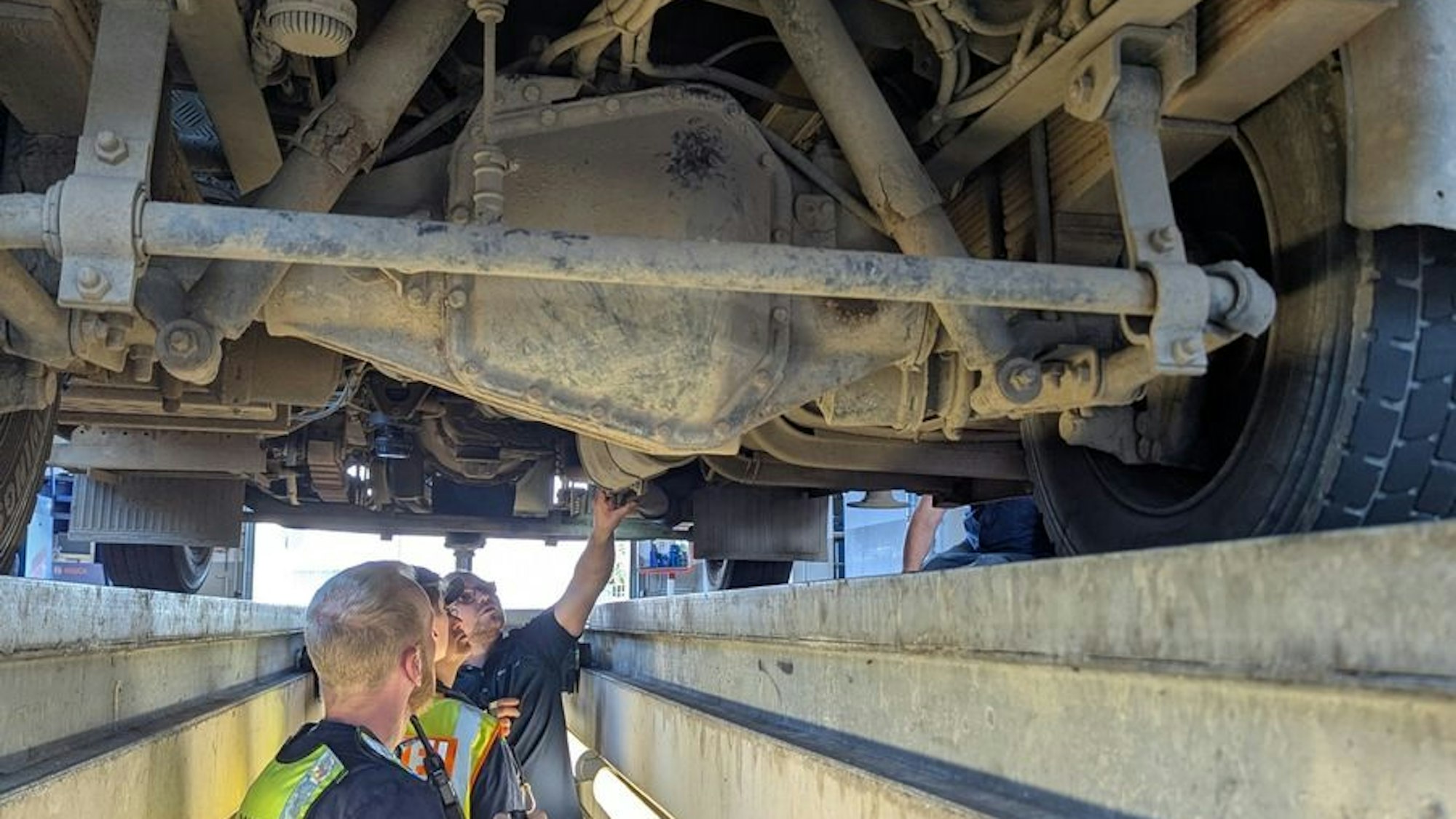 Ein verkehrsunsicherer Lkw, der von der Polizei kontrolliert wurde.
