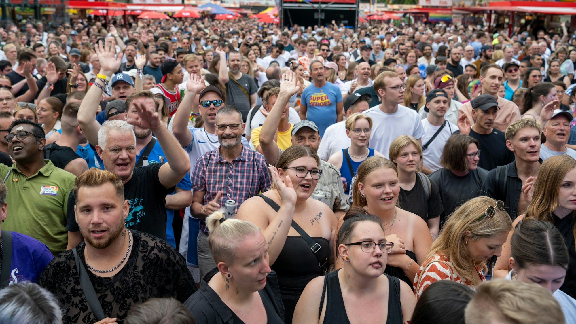 Feiernde auf dem Heumarkt beim Straßenfest des Cologne Pride