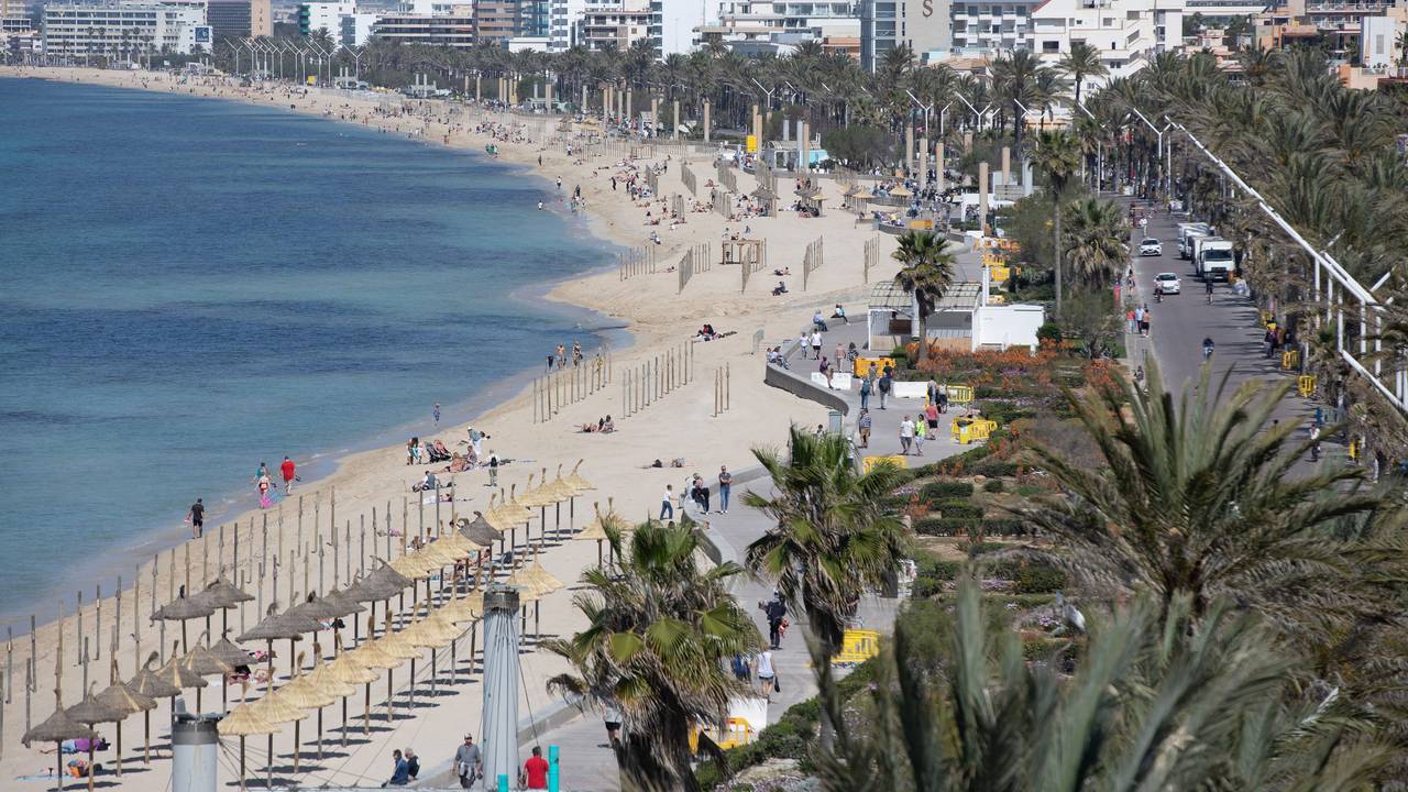 Blick auf den Strand Playa de Palma auf Mallorca.