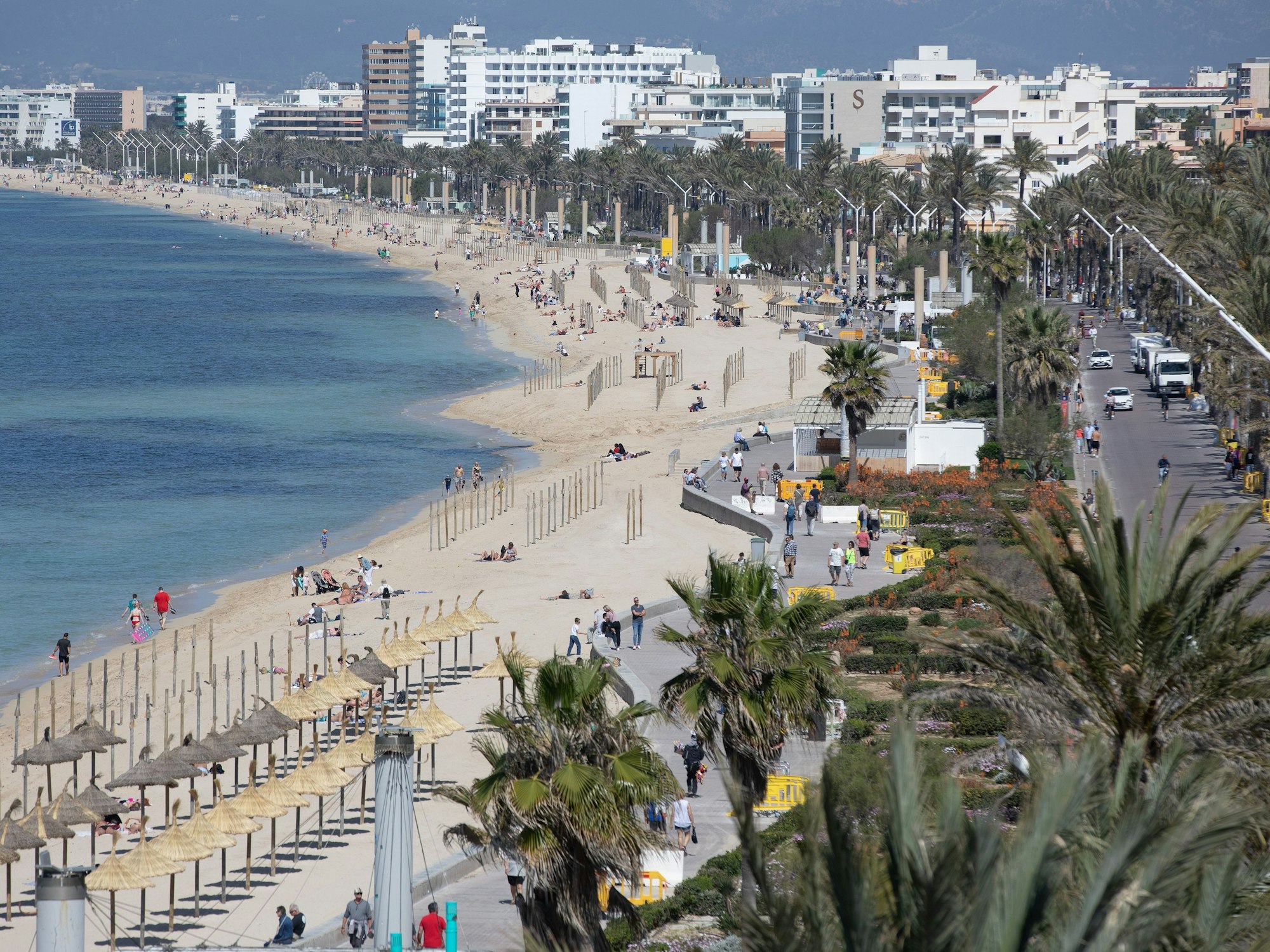 Blick auf den Strand Playa de Palma auf Mallorca.