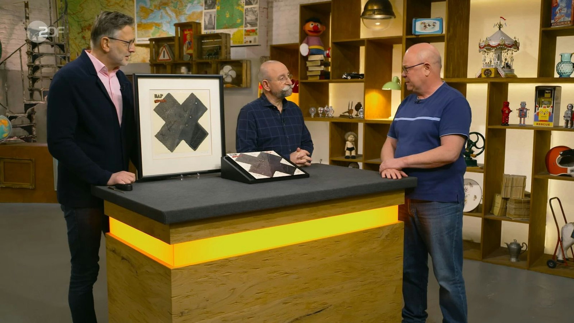 Horst Lichter (Mitte, mit Experte Detlev Kümmel, links, und Kandidat Walter) konnte seinen Augen kaum trauen beim Anblick von Vinyl samt Artwork: „Von BAP, wie jeil is dat denn!“ (Bild: ZDF)