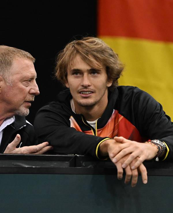 Boris Becker spricht während eines Davis-Cup-Matches mit Alexander Zverev.